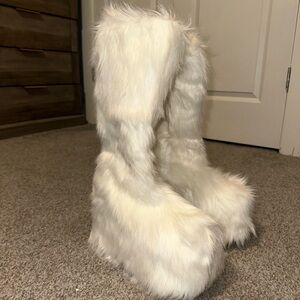 Platform fuzzy boots.